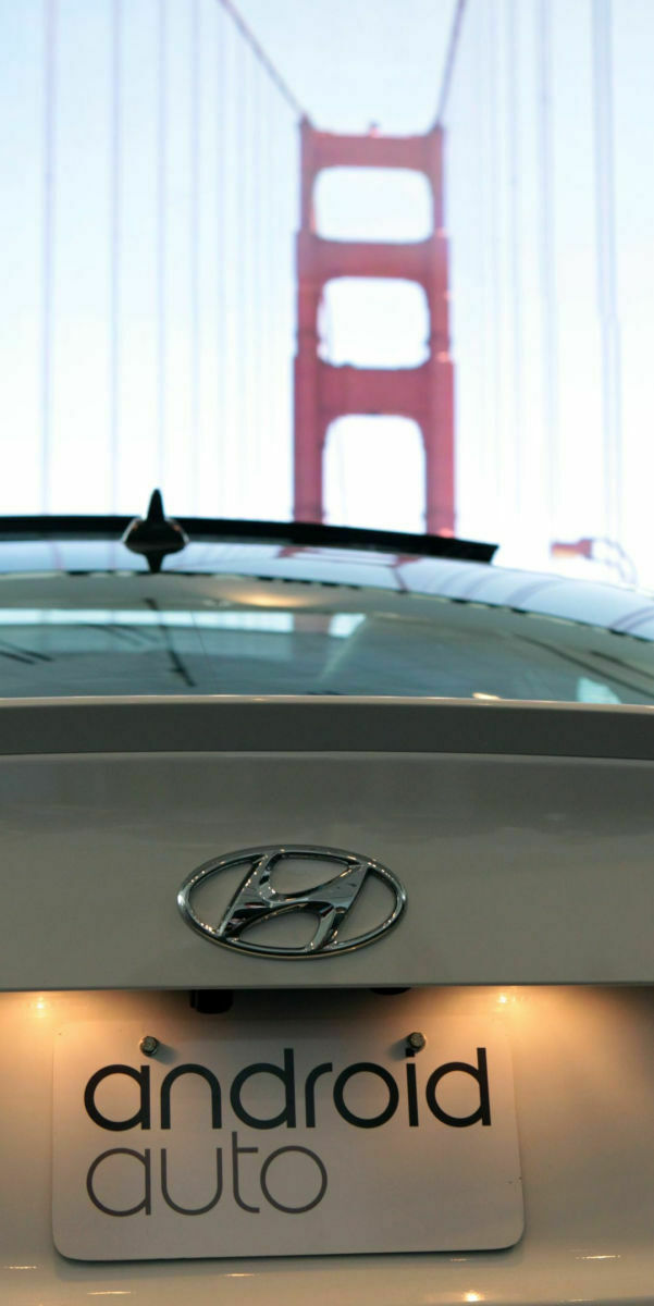 Vor ein Fahrzeug, das mit dem System Android Auto ausgestattet ist, wird bei der Entwicklerkonferenz Google I/O am 25.06.2014 in San Francisco die Golden-Gate-Brücke projiziert.