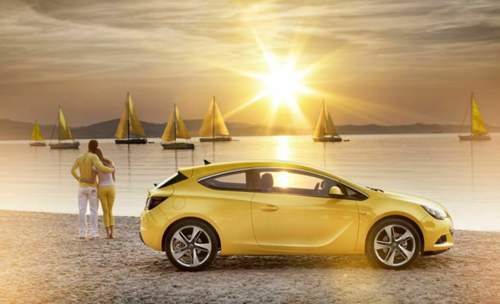 Opel Astra GTC mit Sonnenuntergang