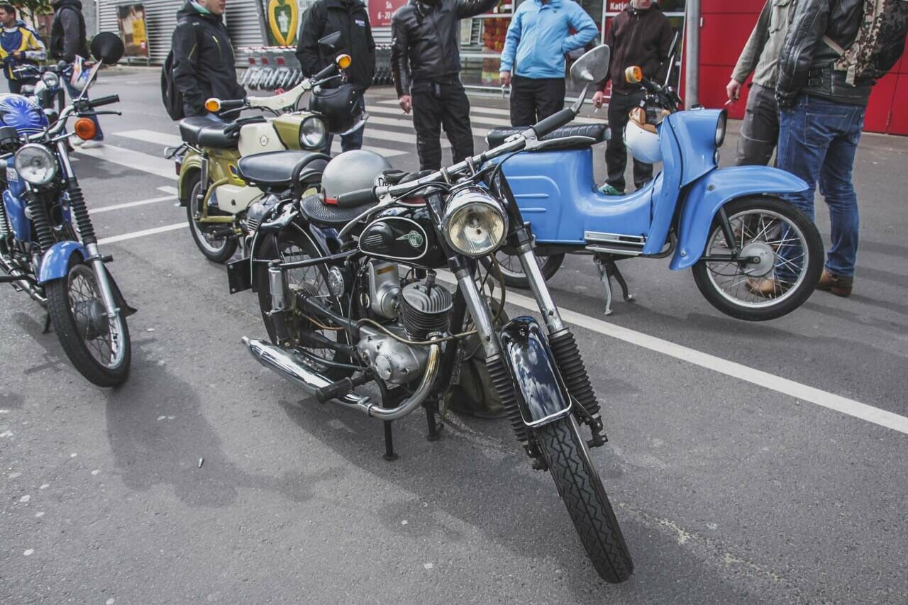 Schwalben und eine schöne RT 125