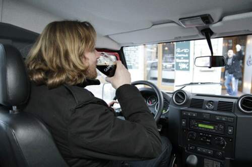Dieses Foto dient nur der Verdeutlichung des Themas. MOTOR-TALK lehnt Alkohol am Steuer kategorisch ab.