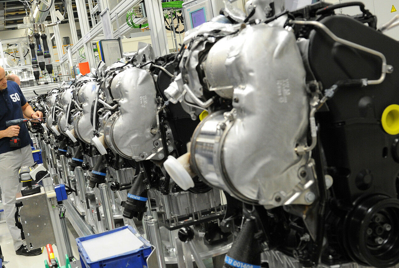 Tausende VW-Mitarbeiter schrauben in Salzgitter an Motoren. Mit der zunehmenden E-Mobilität wird das Werk vor große Umwälzungen gestellt werden