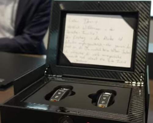 Schöne Box mit Schlüsseln und Brief