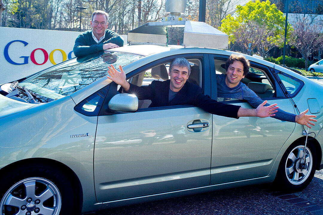 Die Google-Gründer Eric Schmidt und Larry Page, hier im Jahr 2011 in einem selbstfahrenden Prius, drücken beim autonomen Fahren aufs Tempo