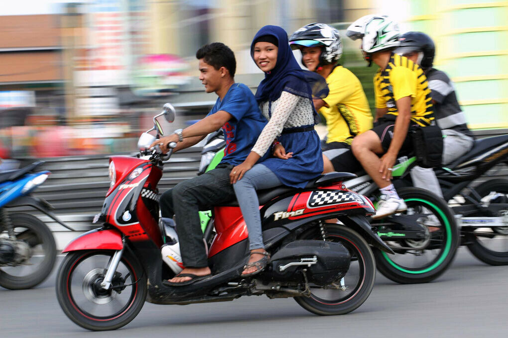 Ein Verstoß gegen die islamischen Sitten? Indonesische Frauen in Lhokseumawe sollen so bald nicht mehr Motorrad fahren dürfen.