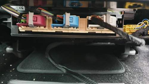 Kabel unter dem Sitz