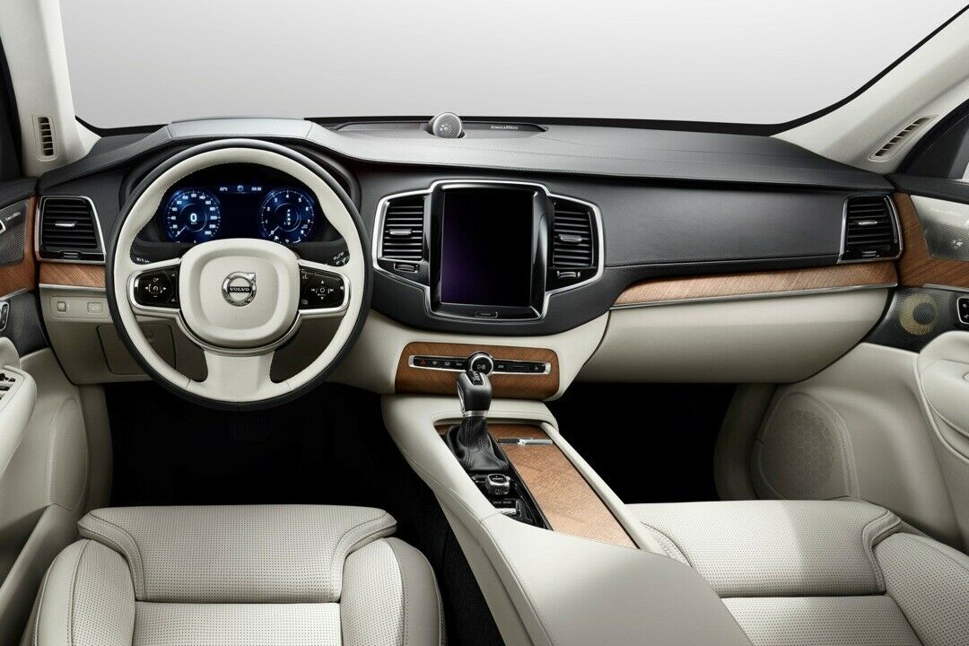 Volvo zeigt erste Bilder des XC90-Innenraums: Viele Elemente aus den vorhergehenden Studien werden übernommen. Zum Beispiel Lenkrad und Flatscreen