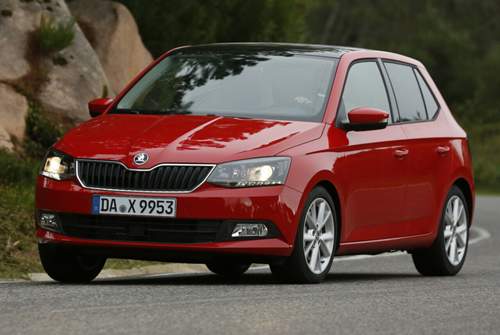 Zum Vergleich: Der aktuelle Fabia. Zum Facelift ändern sich Scheinwerfer und Schürzen
