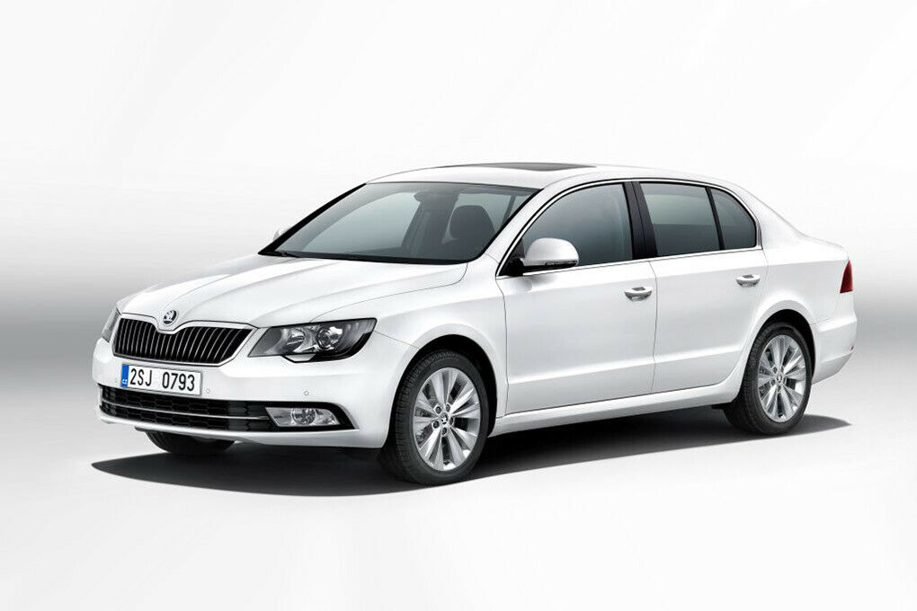 Die Front des Skoda Superb hat nach dem Facelift einen neuen Kühlergrill und neue Leuchten