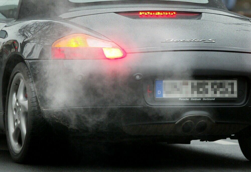 Der CO2-Ausstoß von Neuwagen in Deutschland sinkt.