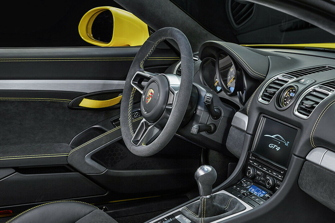Porsche Cayman GT4: Serienmäßig gibt es viel Leder und Alcantara, das Sport Chrono Paket kostet Aufpreis