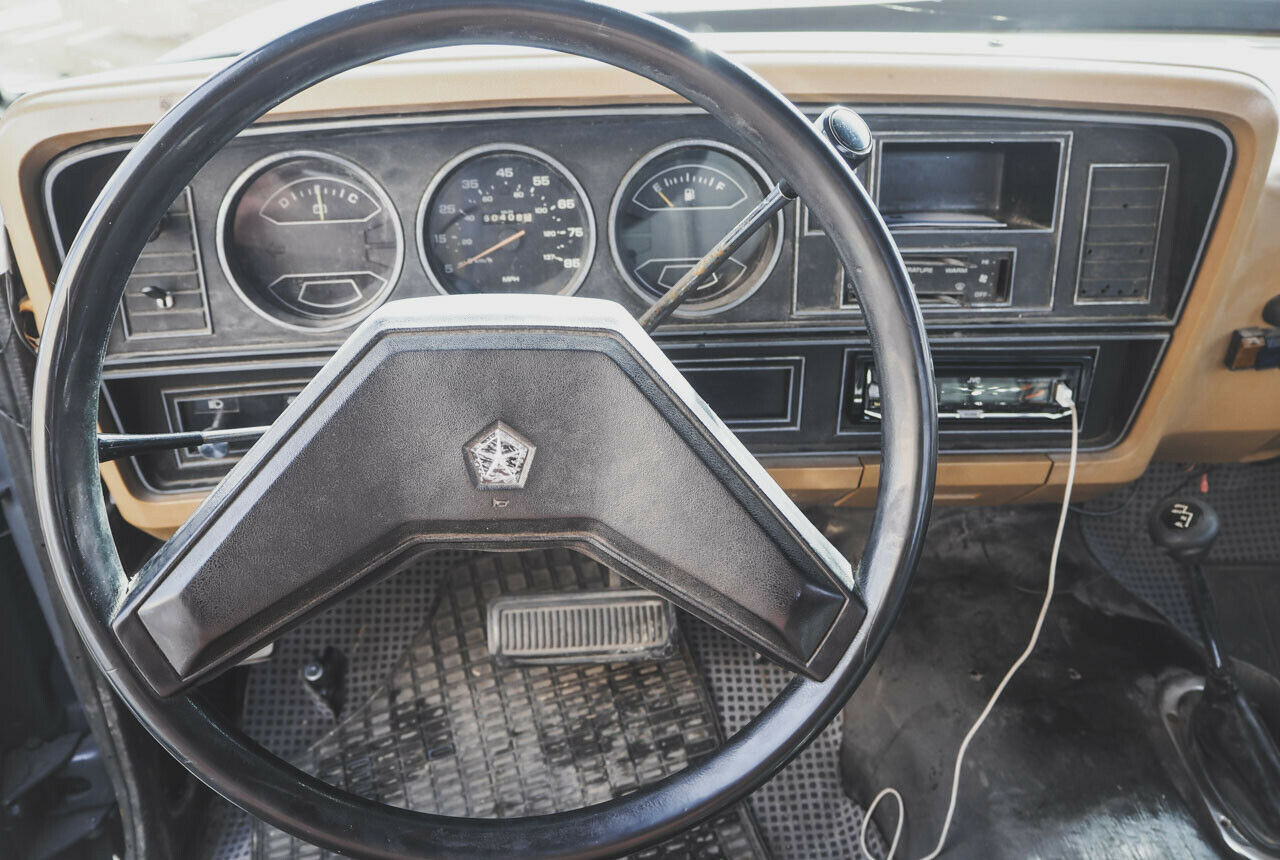 Schon im Leerlauf brabbelt der V8 mit tiefem Grollen. Wenn man aufs Gaspedal drückt, fängt der Wagen fürchterlich an zu brüllen