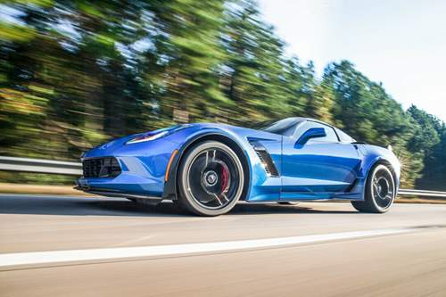 Die Corvette Z06 ist die stärkste Serien-Corvette, die es bisher gab: Unter der Haube steckt ein 6,2-Liter-V8 mit Kompressor. Er leistet 659 PS bei einem Drehmoment von 881 Newtonmetern