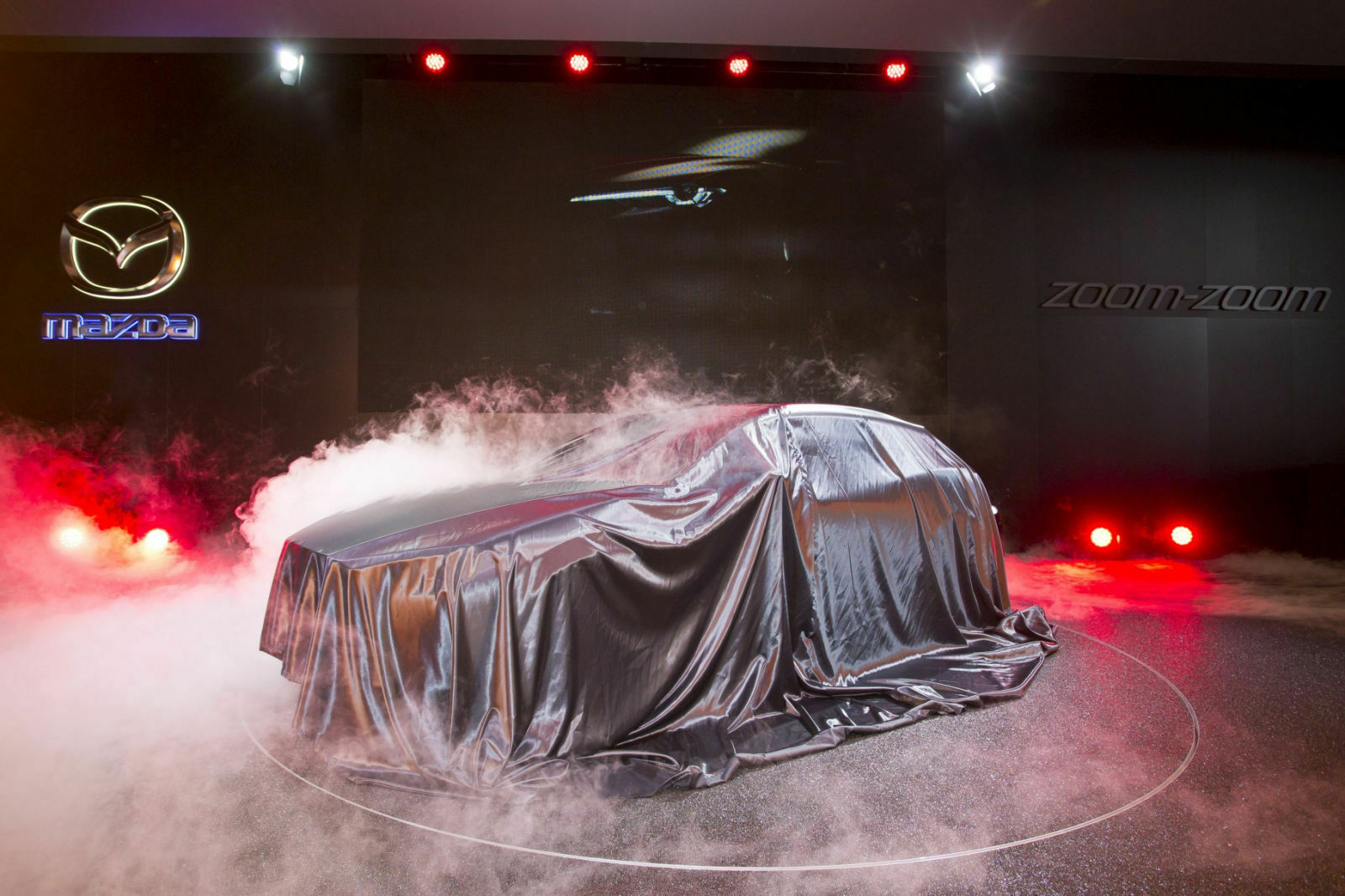 Präsentation der Mazda-Studie Koeru auf der IAA 2015: Auch Mazdas Elektroauto wird sich 2020 wohl am SUV-Look orientieren