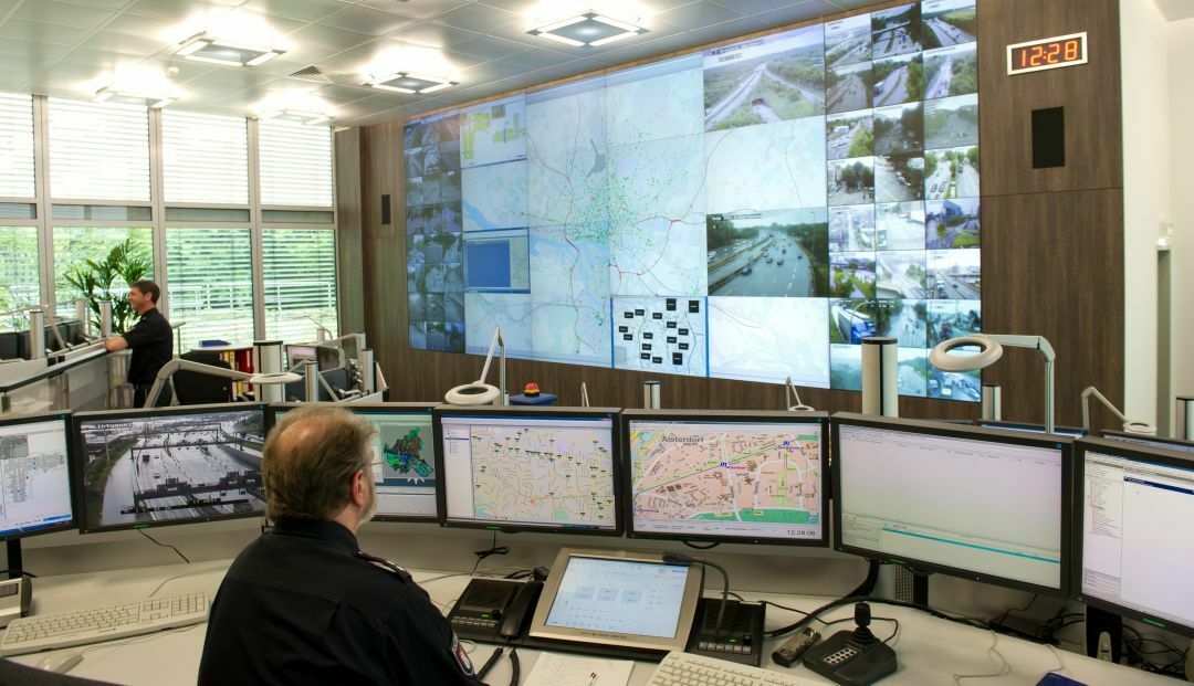 Im direkten Vergleich: Die neue Verkehrsleitzentrale der Hamburger Polizei 2013