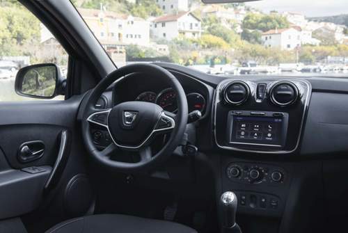 Im Innenraum des Dacia Sandero dominiert weiterhin das Hartplastik, doch die Fensterheber wanderten netterweise aus der Mittelkonsole in die Tür