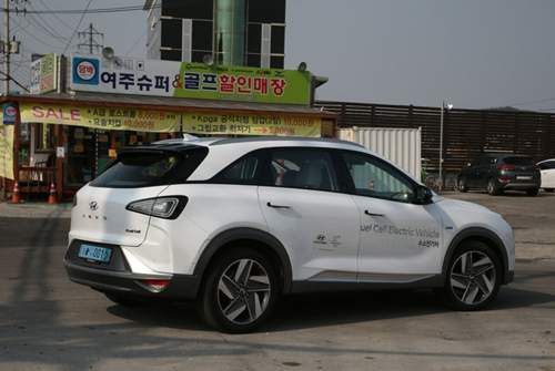 Der Hyundai Nexo ist 4,67 Meter lang. Im Unterboden befinden sich drei Carbontanks, die sechs Kilo Wasserstoff fassen. Theoretisch genug für 600 Kilometer
