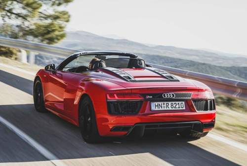 Den Audi R8 RWS gibt es als Coupé und als Spyder-Modell. Der offene Heckantrieb-R8 ist 90 Kilogramm schwerer und ab 13.000 Euro teurer als der geschlossene R8