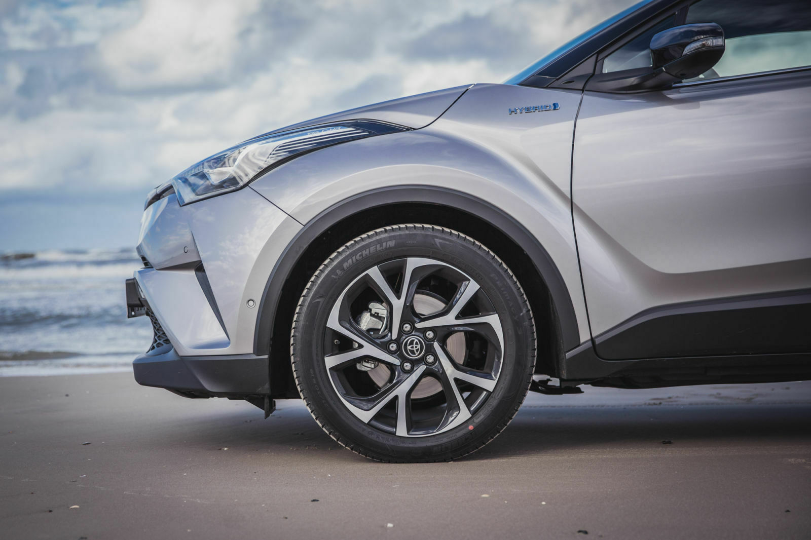 Trotz der großen 18-Zöller federt der Toyota C-HR recht ordentlich, außerdem lässt er sich relativ agil bewegen für ein SUV