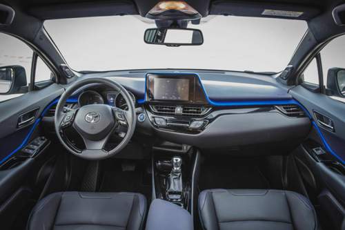 Auch der Innenraum des Toyota C-HR zeigt sich gewagt, die blaue Zierleiste gibt es auch in silber, dann fällt sie weniger auf