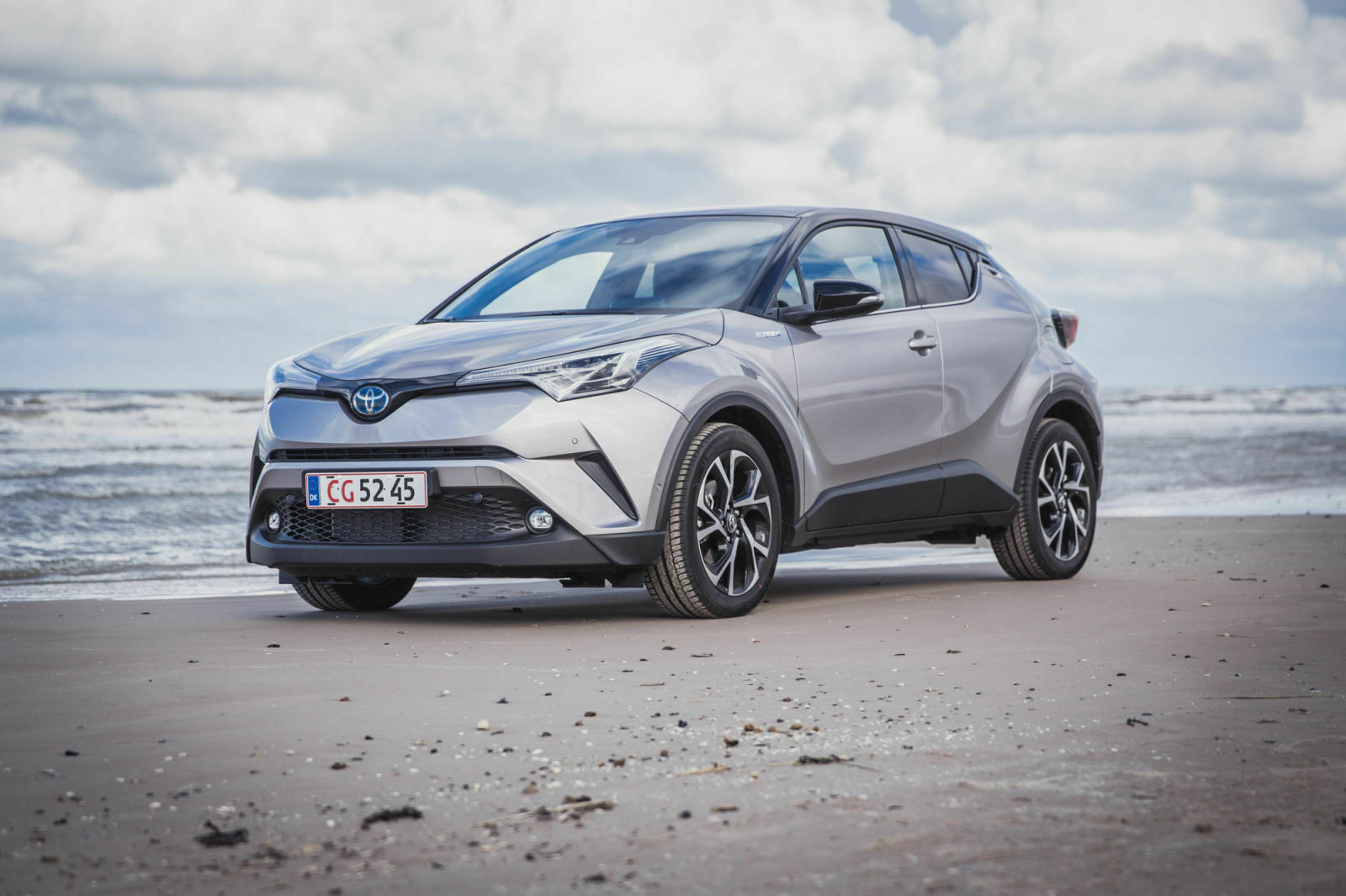 Bullig steht er da, der Toyota C-HR. 18-Zoll-Räder sollten es allerdings schon sein für den provokanten Auftritt