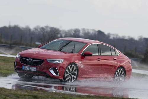 Opel ändert unter anderem den Schleuderschutz am Insignia. Die Traktionskontrolle lässt sich abschalten, das ESP entspannen