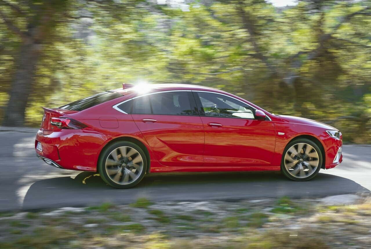 Am Heck trägt der Insignia GSI eine Spoilerlippe, an den Seiten andere Schweller