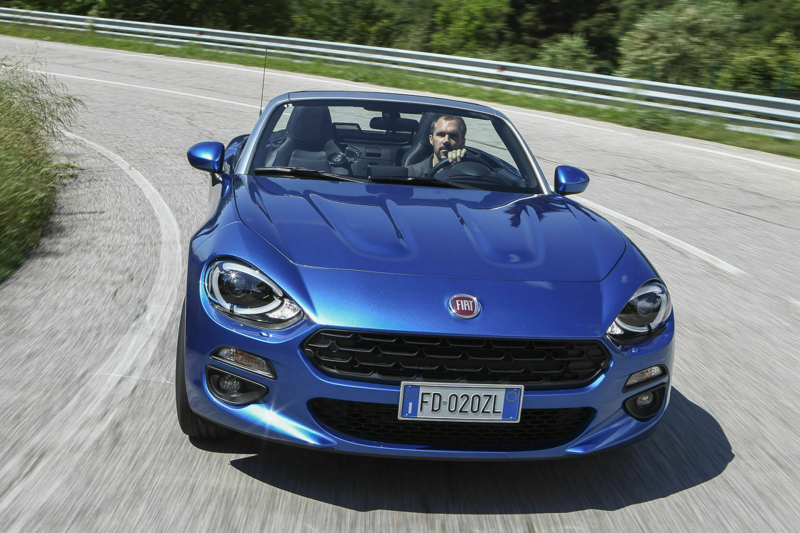 MT-Redakteur Heiko im Fiat 124 Spider
