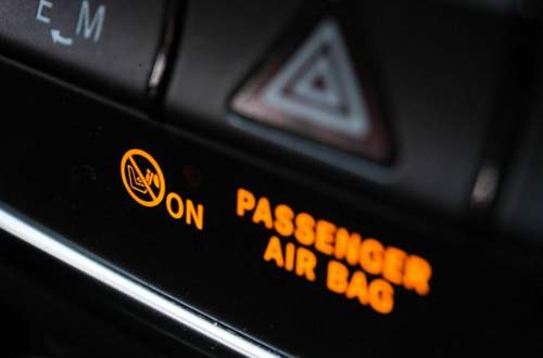 Wenn vorn eine Babyschale montiert ist, muss der Beifahrer-Airbag deaktiviert werden