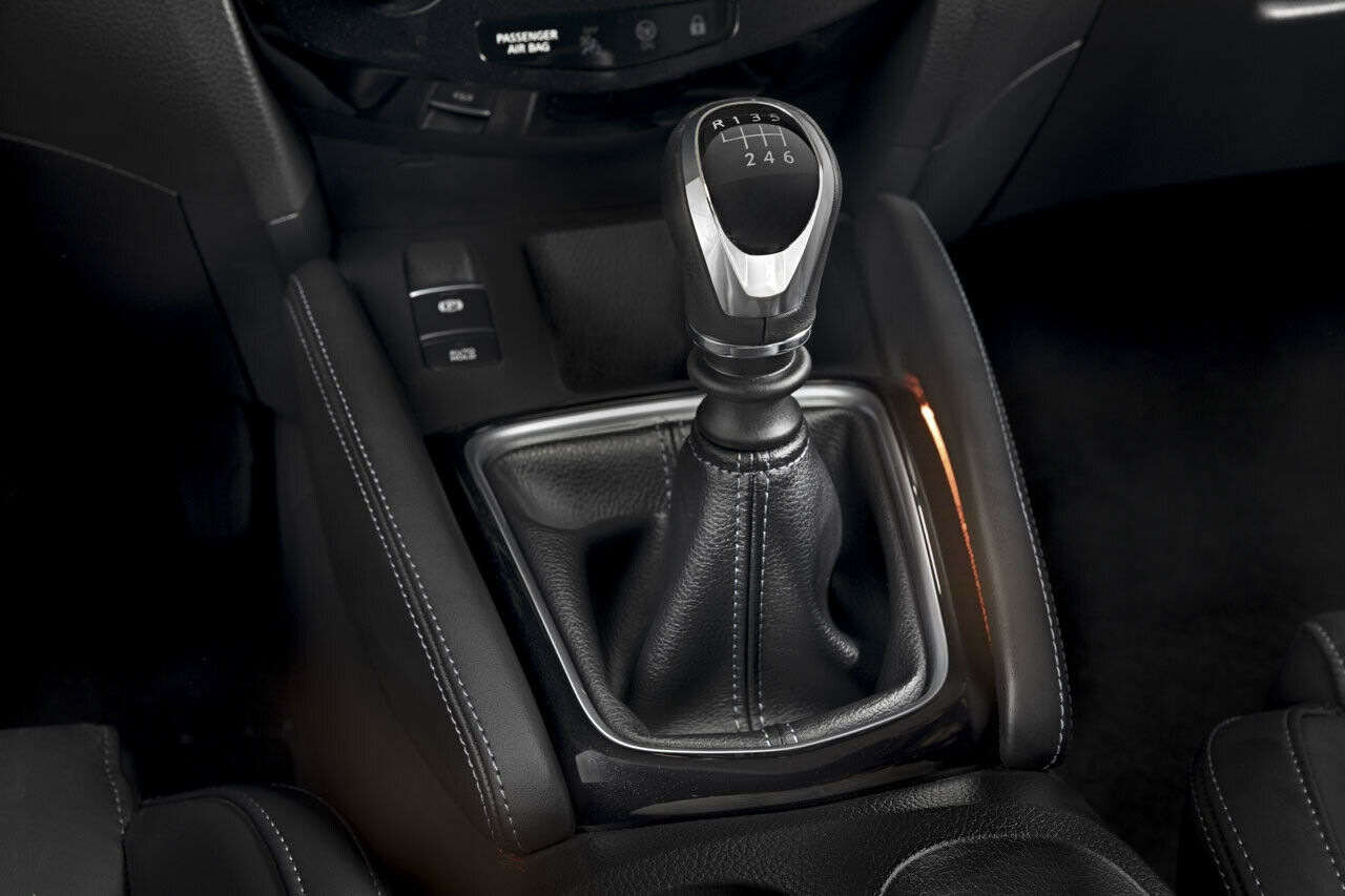 Beim Einstiegs-Ottomotor entfällt die Automatik-Option. Der 140-PS-Benziner des Nissan Qashqai kommt immer mit Sechsgang-Handschaltung