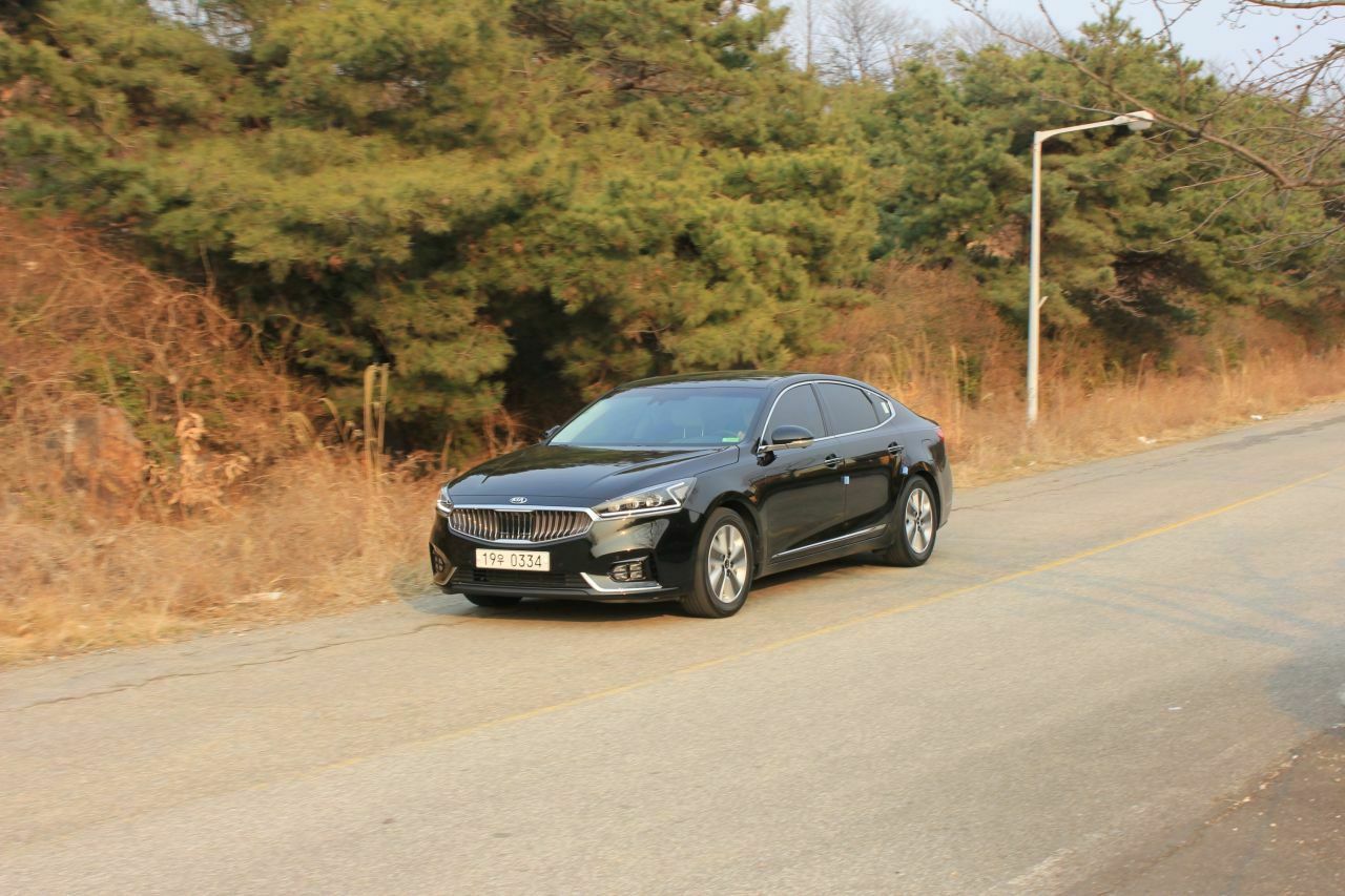 Der Kia K7 wirkt mit seinem nach innen gewölbten Grill und den scharfen Zacken der Tagfahrleuchten in den LED-Scheinwerfern erfreulich frisch