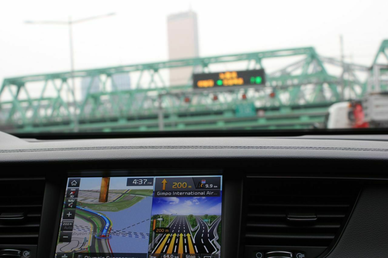 Die Grafik auf dem großen Infotainment-Bildschirm des Kia K7 ist brilliant