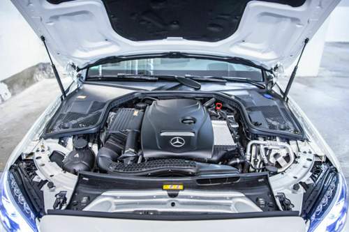 Der Mercedes C 160 T verfügt zwar nur über 129 PS und 210 Nm Drehmoment, doch im Sport-Modus fühlt er sich zumindest in den unteren Drehzahlen kräftiger an
