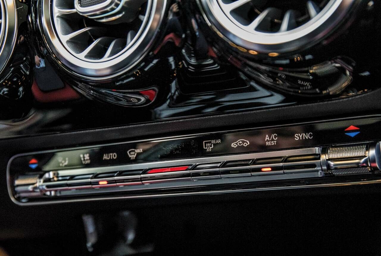 Angenehm: Die Klimatisierung wird weiterhin mit Knöpfen reguliert, die gestaltet Mercedes jedoch komplett neu