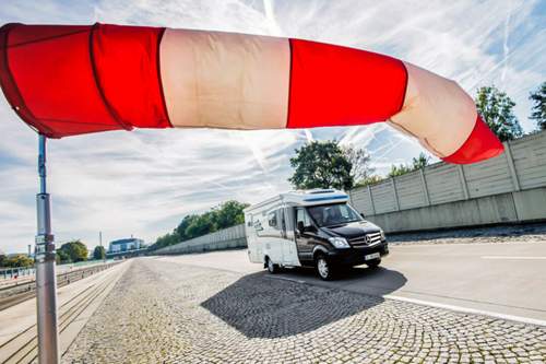 Wohnmobile bieten dem Wind große Angriffsflächen. Bei einem Sturm sollten ihre Fahrer besonders aufmerksam sein