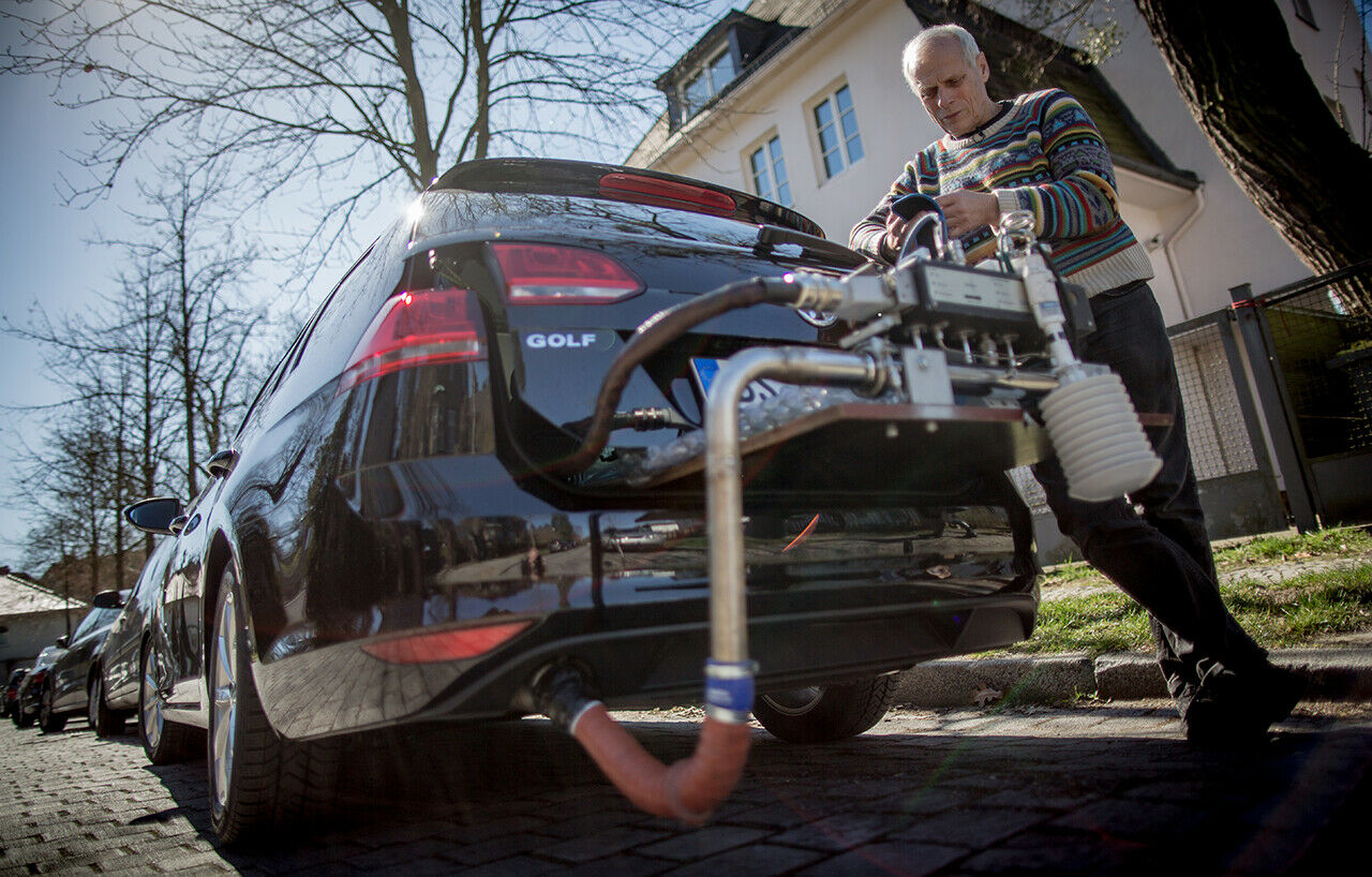 Gefahren wird das Auto von einem Ingenieur mit einem Sachkundenachweis