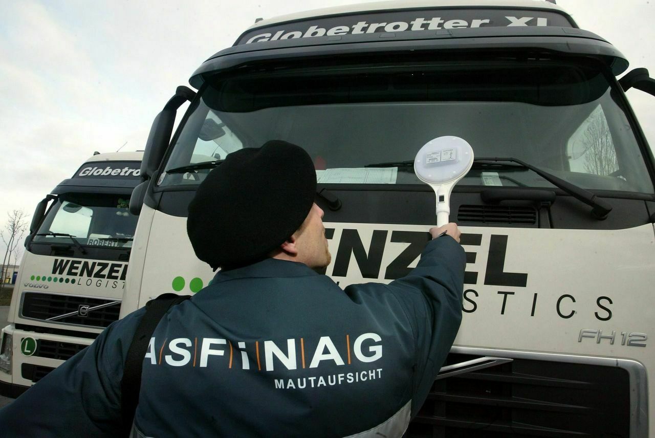 Etwa 100 Kontrolleure überwachen die Autobahnen, zusätzlich zu etwa 5.000 Mautkameras