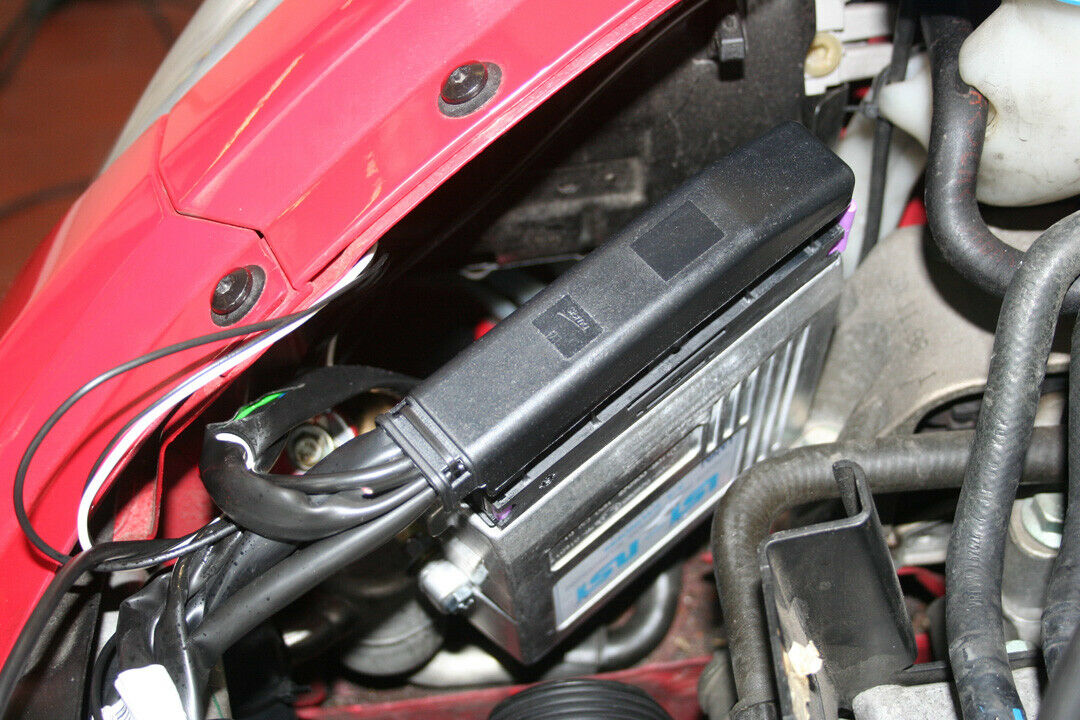 Das Steuergerät sitzt spritzwassergeschützt im Motorraum