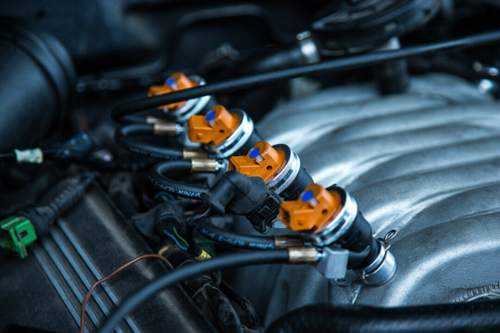 Fertig montiert: Einspritzdüsen einer flüssig einspritzenden LPG-Anlage in einem V8-Motor