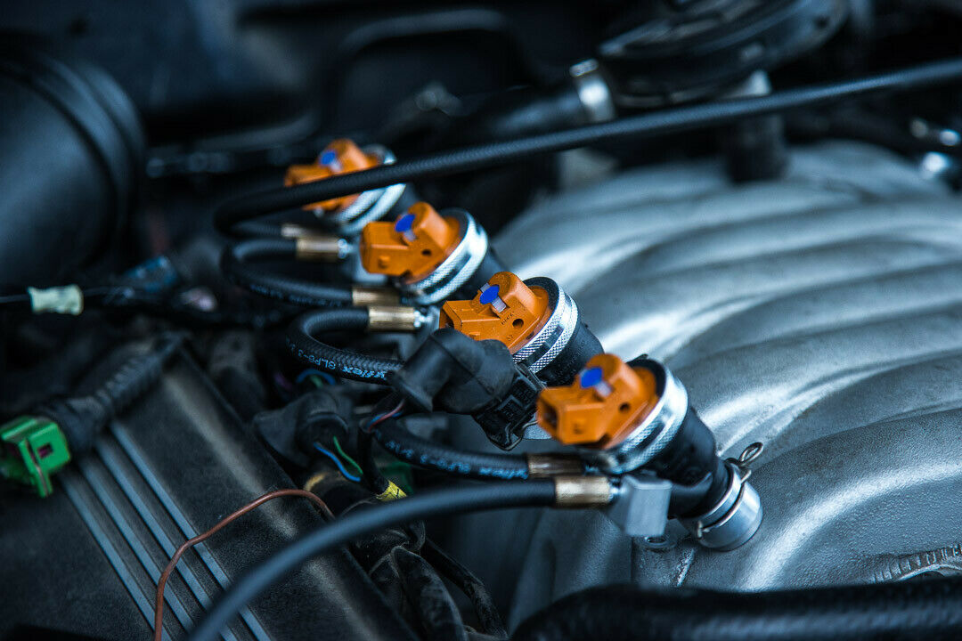 Fertig montiert: Einspritzdüsen einer flüssig einspritzenden LPG-Anlage in einem V8-Motor