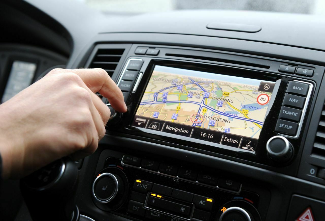 Wer sich nicht auskennt, fragt heute nur noch selten den Beifahrer mit der Straßenkarte um Rat. Navigiert wird mit dem Navigationsgerät