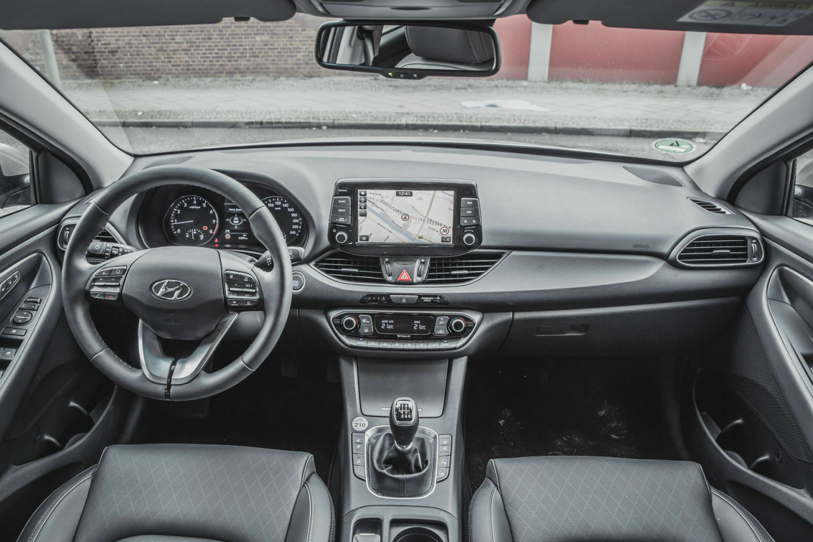 Hyundai verbaut nicht zu viel hartes Plastik im i30, allerdings wirkt die Oberfläche insbesondere an der Mittelkonsole etwas billiger als nötig