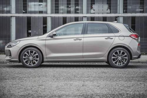 Der Hyundai i30 misst 4,34 Meter in der Länge, es gibt ihn nur als Fünftürer - und als Kombi