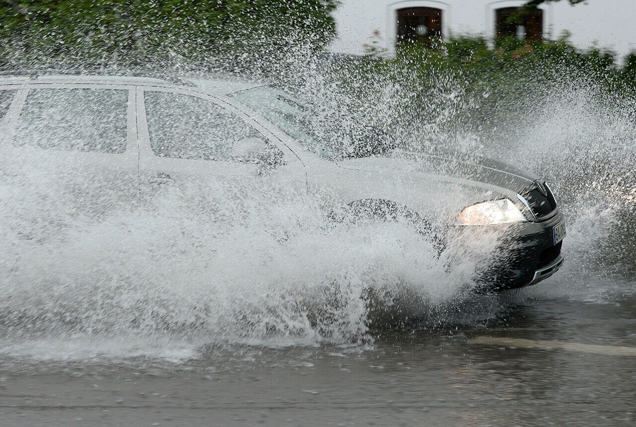 Bei starkem Regen droht Aquaplaning - das Auto schwimmt auf und ist nicht mehr lenkbar. So reagiert ihr im Notfall richtig