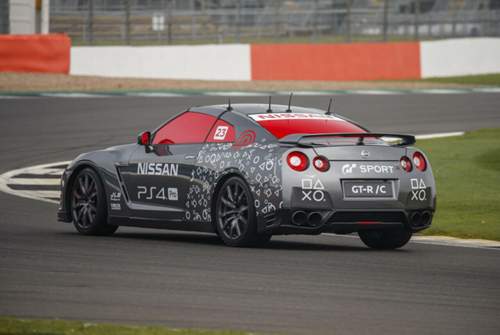 Im Heck trägt der ferngesteuerte Nissan GT-R/C sechs Computer, die für Empfang und Umsetzung der Befehle aus dem Playstation-Controller zuständig sind