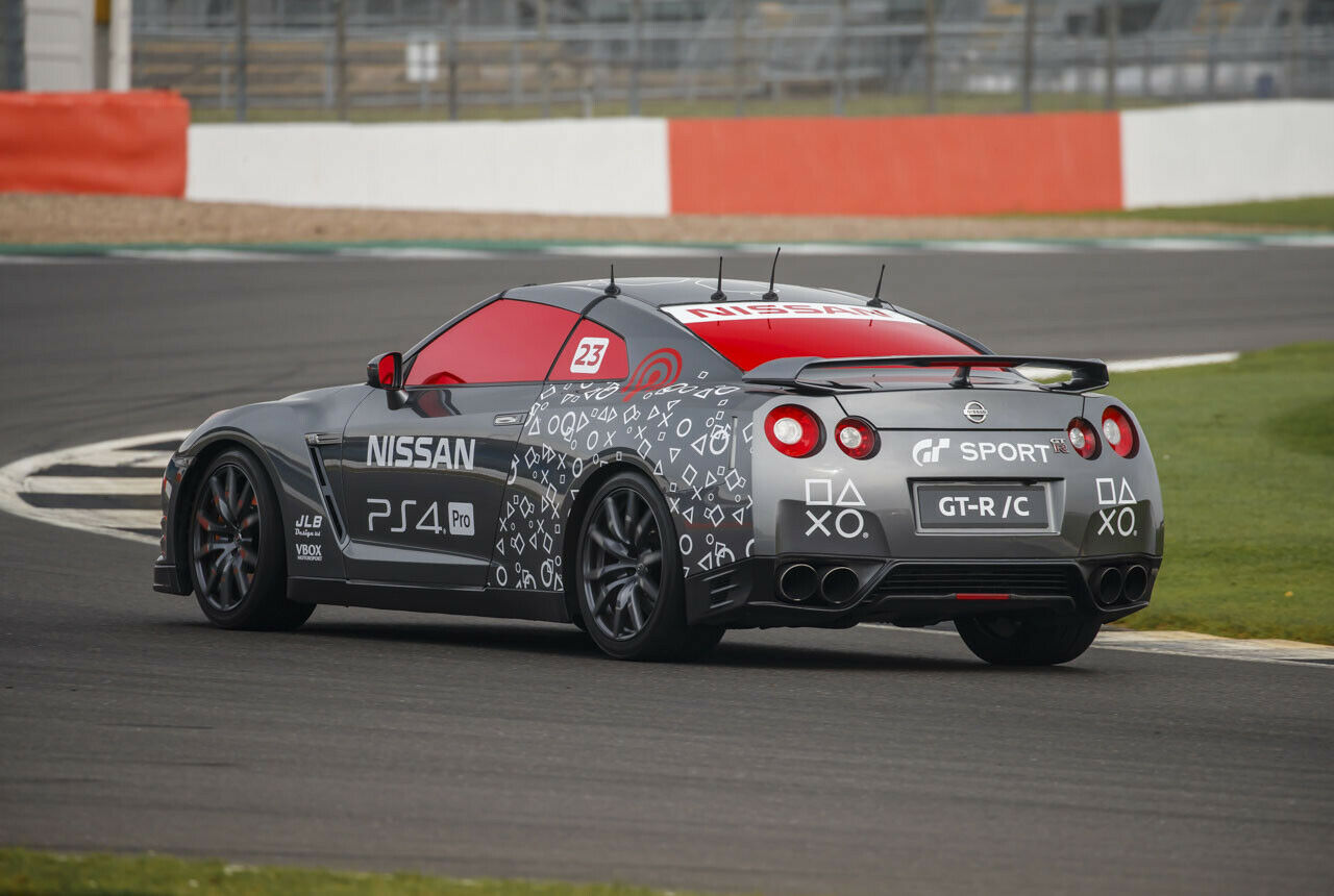 Im Heck trägt der ferngesteuerte Nissan GT-R/C sechs Computer, die für Empfang und Umsetzung der Befehle aus dem Playstation-Controller zuständig sind