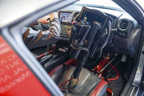 Die Basis des ferngesteuerten Nissan GT-R entspricht dem Serienmodell. Hinzu kamen elektrische und hydraulische Vorrichtungen zur Steuerung
