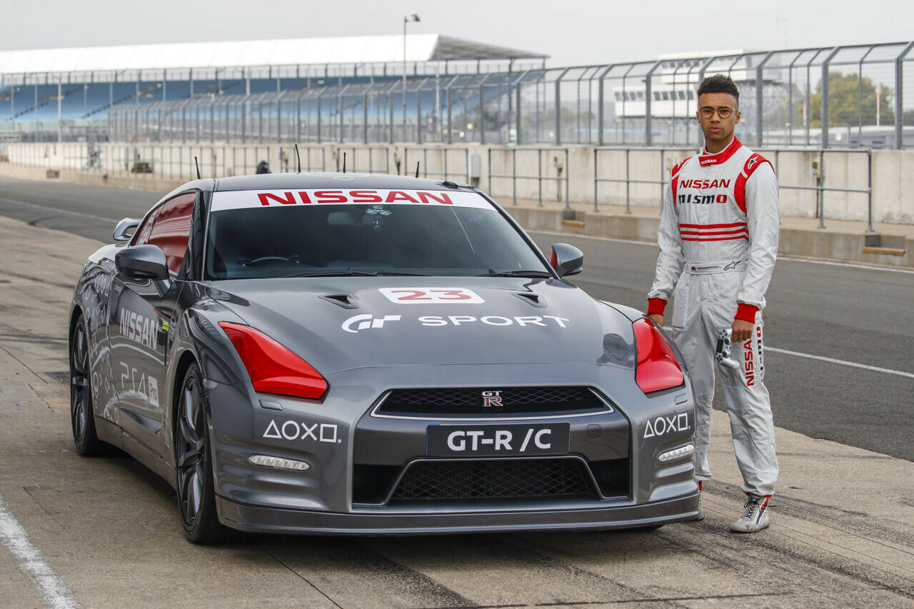 Den Controller für den ferngesteuerten GT-R bediente Nissan-Werksfahrer Jann Mardenborough