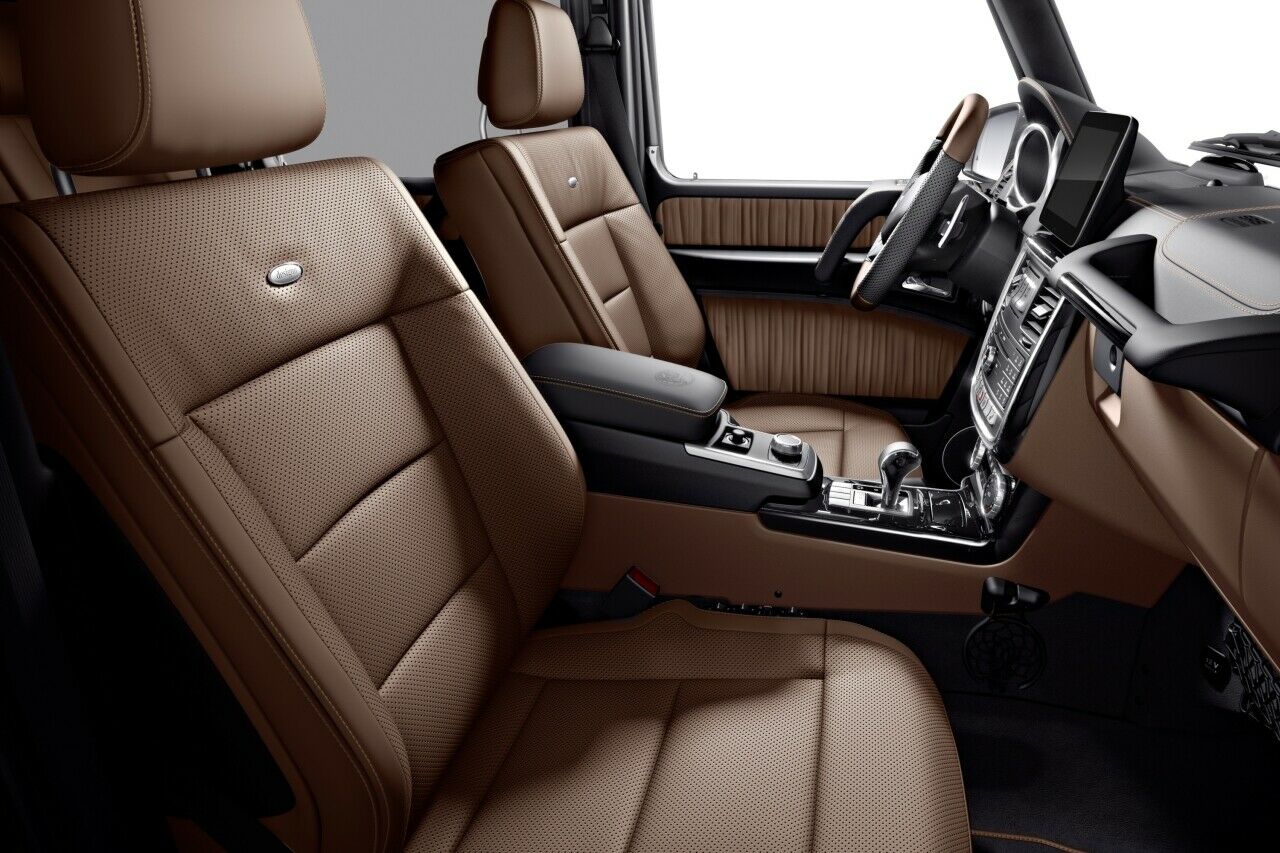 Im Mercedes G 350d erwarten den Fahrer braunes Nappaleder, Sportlenkrad und ein Audiosystem von Harman Kardon