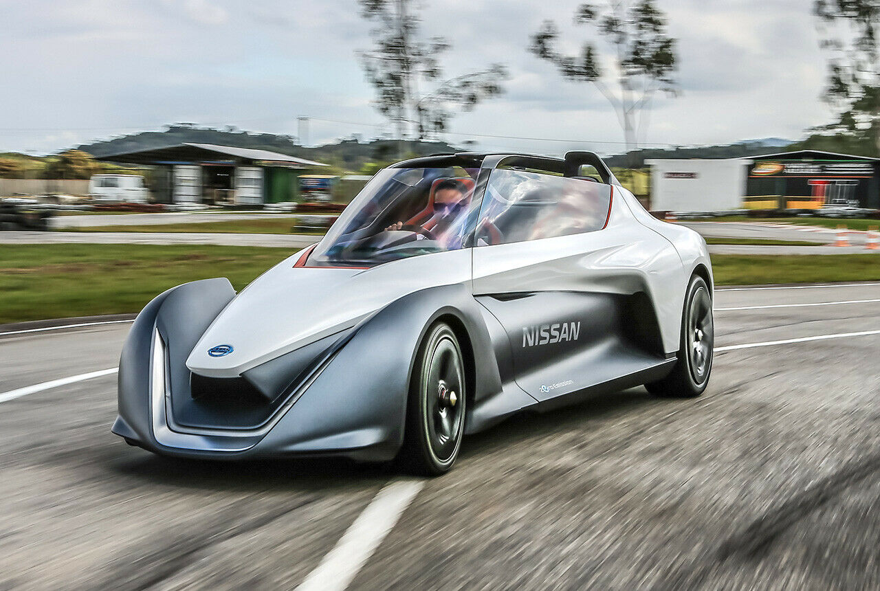 Der Nissan Bladeglider fährt verdammt zügig über den Kurs, und hat sogar eine eingebaute Ideallinie. Was stört ist, dass Nissan nicht sagt, was aus der Studie werden soll