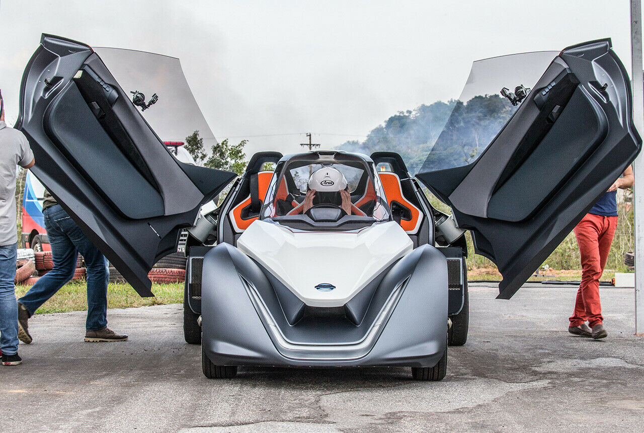 Wie ein lauernder Drache: Nissan Bladeglider mit ausgeklappten Türen